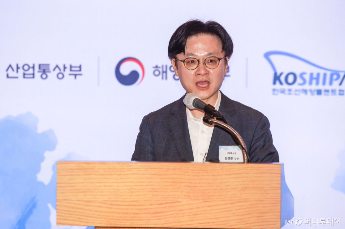 김정관 산업통상부 장관이 28일 서울 중구 롯데호텔에서 열린 조선-해운 상생발전 전략협의회 출범식에서 축사를 하고 있다./사진= 뉴시스
