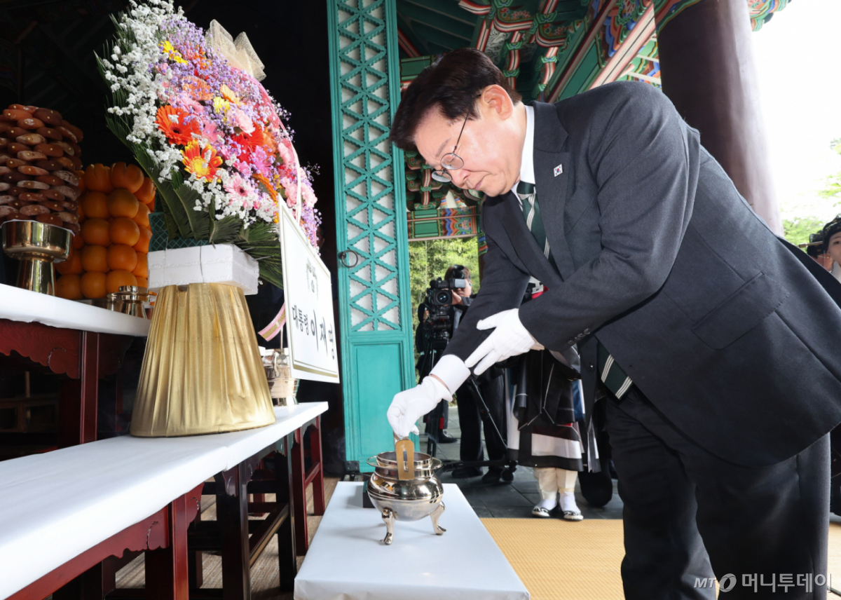 [아산=뉴시스] 최동준 기자 = 이재명 대통령이 28일 충남 아산시 현충사에서 열린 충무공 이순신 장군 탄신 제481주년 기념행사에서 분향하고 있다. 2026.04.28. photocdj@newsis.com /사진=