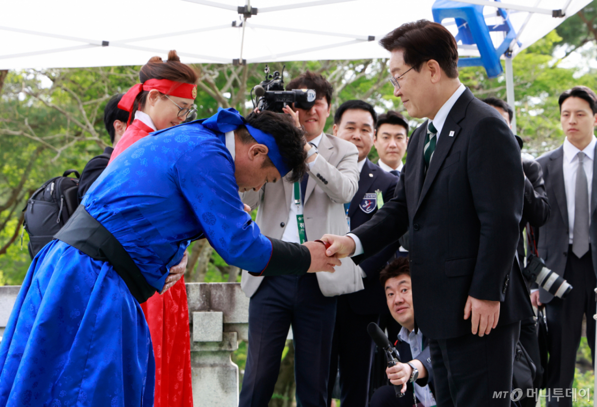 (아산=뉴스1) 이재명 기자 = 이재명 대통령이 28일 충남 아산시 현충사에서 열린 제65회 대통령기 전국 궁도대회에서 참석자들을 격려하고 있다. 2026.4.28/뉴스1  Copyright © 뉴스1. All rights reserved. 무단 전재 및 재배포,  AI학습 이용 금지. /사진=(아산=뉴스1) 이재명 기자