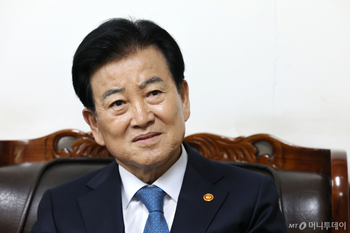 (서울=뉴스1) 이광호 기자 = 정동영 통일부 장관이 23일 오전 서울 종로구 수운회관에서 한국종교인평화회의(KCRP) 대표회장인 박인준 천도교 교령을 예방, 생각에 잠겨있다.  2026.4.23/뉴스1  Copyright © 뉴스1. All rights reserved. 무단 전재 및 재배포,  AI학습 이용 금지. /사진=(서울=뉴스1) 이광호 기자