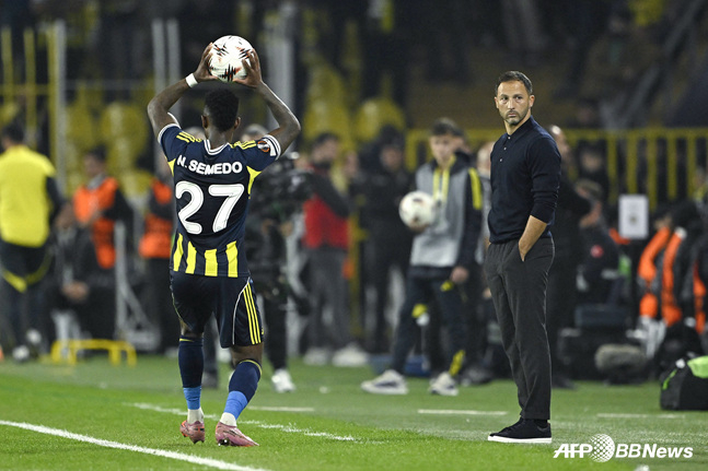 선수들의 경기를 지켜보는 도메니코 테데스코 감독(오른쪽). /AFPBBNews=뉴스1