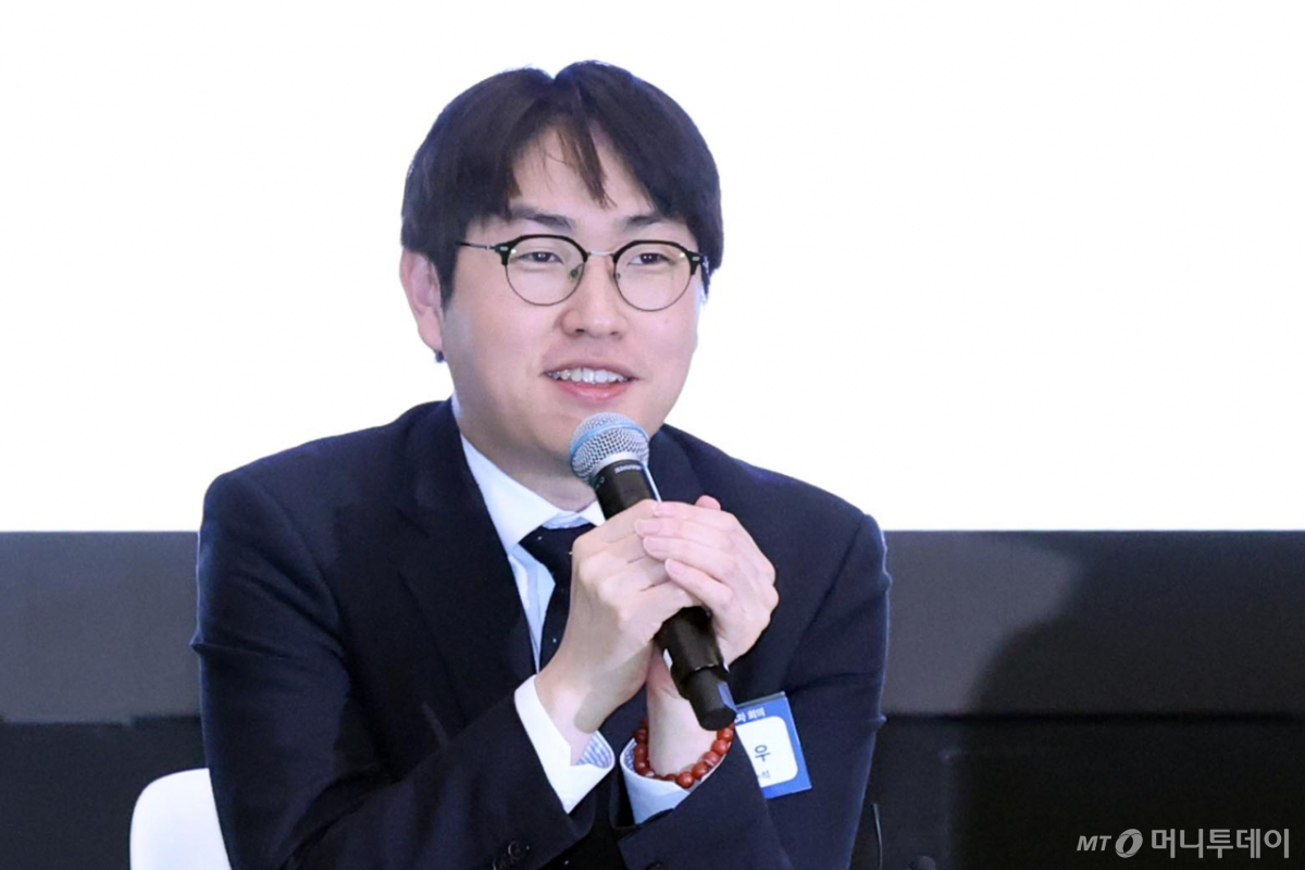 (서울=뉴스1) 조연우 인턴기자 = 하정우 청와대 AI미래기획수석이 10일 오후 서울 강남구 GS타워에서 진행된 'AI 혁신위원회 3차 회의'에서 모두 발언하고 있다. 이날 회의에서는 데이터·반도체·컴퓨팅 인프라 구축과 산업별 실행 전략을 통해 AI의 현장 적용을 확대하고, 규제 개선과 투자로 민간 중심의 인공지능 전환(AX) 생태계를 강화하겠다는 방향이 제시됐다. 2026.4.10/뉴스1  Copyright © 뉴스1. All rights reserved. 무단 전재 및 재배포,  AI학습 이용 금지. /사진=(서울=뉴스1) 조연우 인턴기자