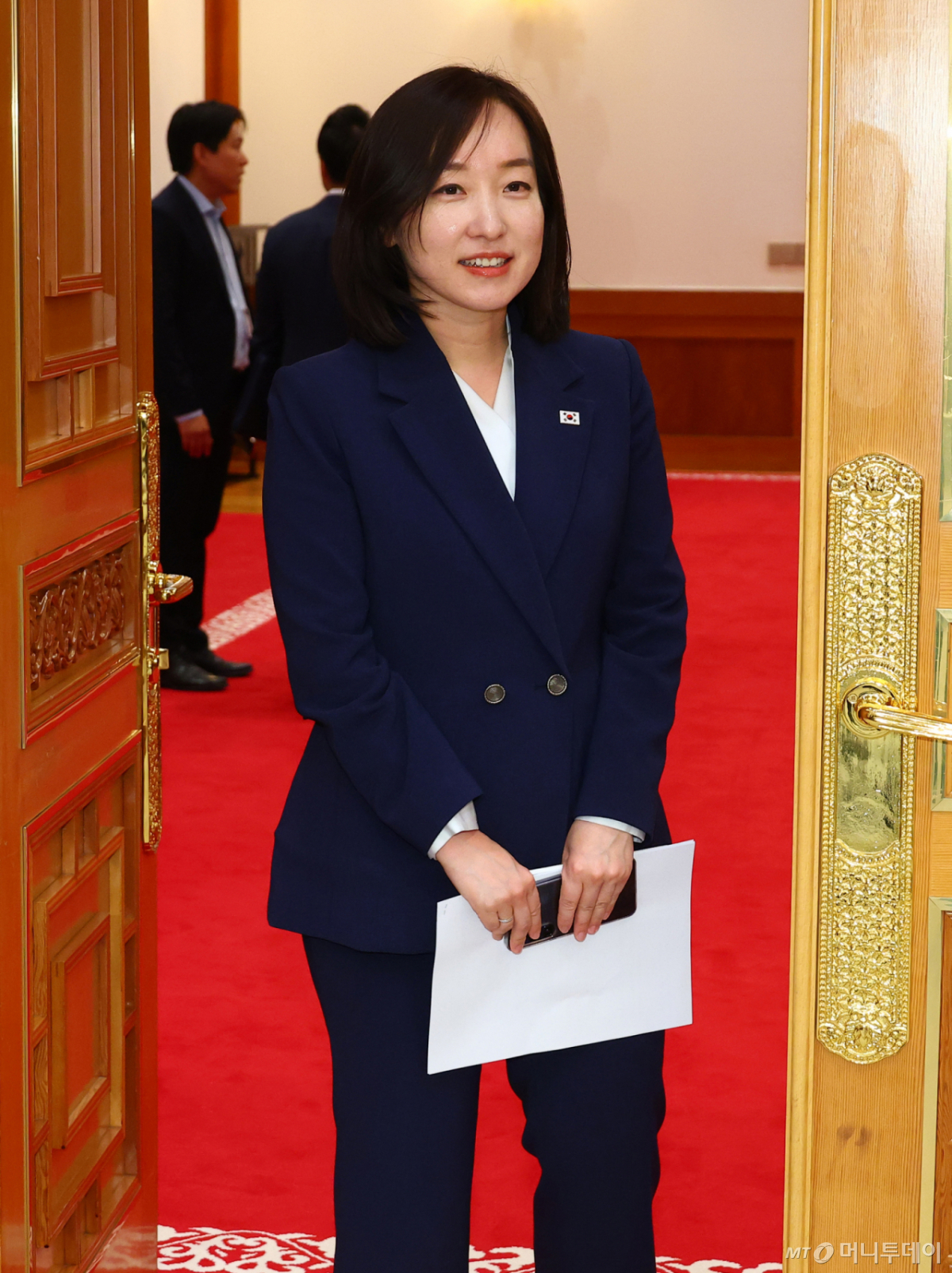 [서울=뉴시스] 고범준 기자 = 전은수 대변인이 27일 청와대에서 열린 이재명 대통령, 데미스 하사비스 구글 딥마인드 CEO 접견 일정에 참석하고 있다. 2026.04.27. bjko@newsis.com /사진=