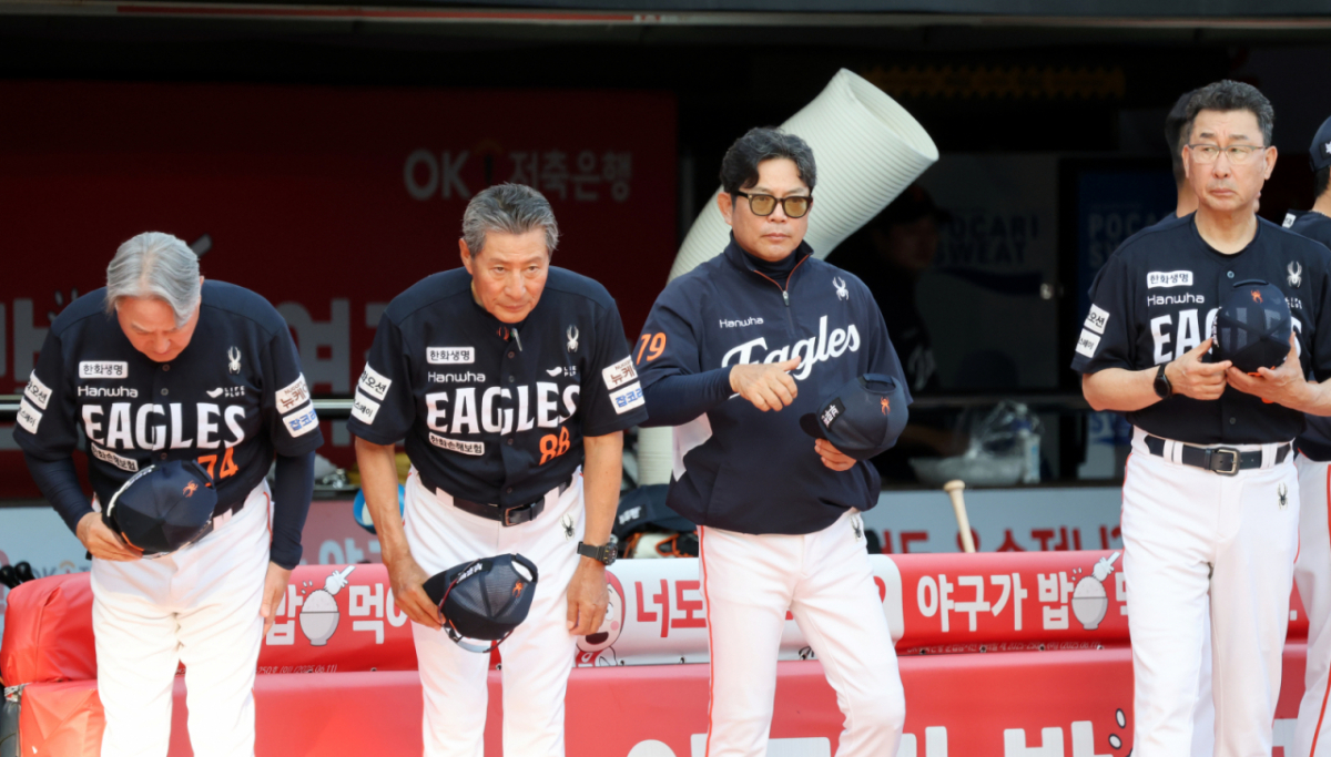 한화 이글스 김경문 감독(왼쪽부터)과 양승관 코치, 양상문 코치, 김민호 코치. /사진=강영조 선임기자