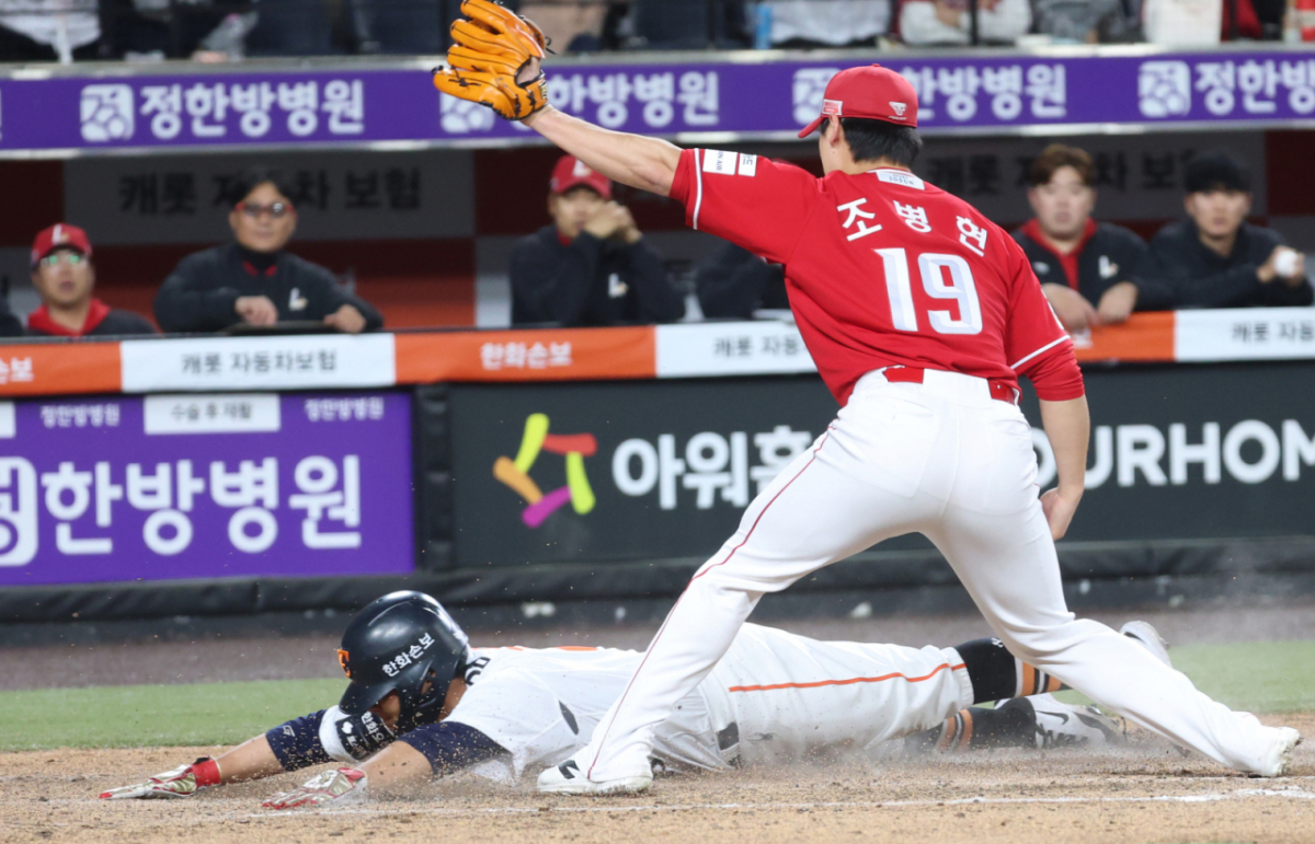 한화 이글스 김태연(왼쪽)이 28일 대전 한화생명볼파크에서 열린 2026 신한 SOL KBO리그 SSG 랜더스와 홈경기에서 9회말 조병현의 폭투 때 홈을 파고 들고 있다. /사진=뉴스1