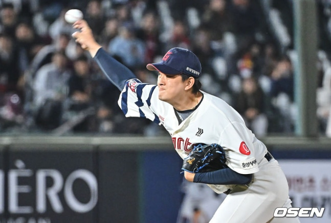 28일 역투하는 김원중.