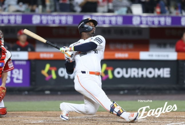 한화 이글스 요나단 페라자가 28일 대전 한화생명볼파크에서 열린 SSG 랜더스와 2026 신한 SOL KBO리그 홈경기에서 4회말 2루타 때 타구를 바라보고 있다. /사진=한화 이글스 제공
