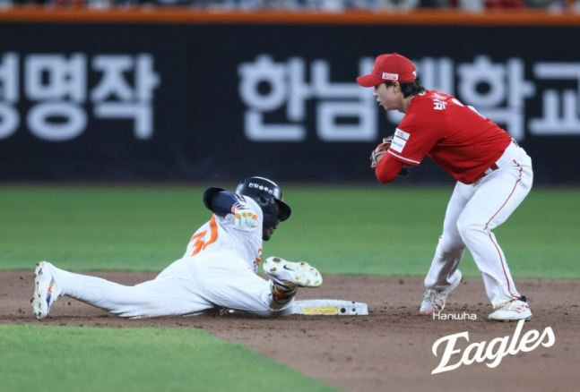 한화 이글스 요나단 페라자(왼쪽)가 28일 대전 한화생명볼파크에서 열린 SSG 랜더스와 2026 신한 SOL KBO리그 홈경기에서 4회말 중견수 앞 타구를 날리고 2루까지 파고 들고 있다. /사진=한화 이글스 제공