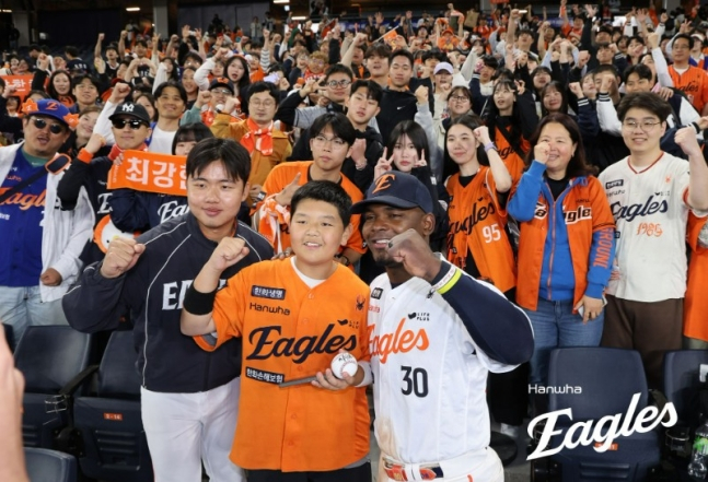 한화 이글스 요나단 페라자(오른쪽)가 28일 대전 한화생명볼파크에서 열린 SSG 랜더스와 2026 신한 SOL KBO리그 홈경기에서 승리를 이끈 뒤 팬들과 함께 기념촬영을 하고 있다. /사진=한화 이글스 제공