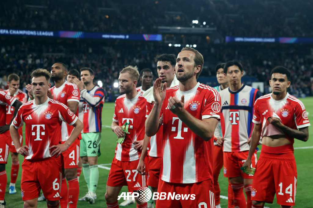 해리 케인 등 바이에른 뮌헨 선수들이 29일 프랑스 파리의 파르크 데 프랭스에서 열린 2025-2026 유럽축구연맹(UEFA) 챔피언스리그(UCL) 4강 1차전에서 파리 생제르맹에 패배한 뒤 아쉬워하고 있다. /AFPBBNews=뉴스1