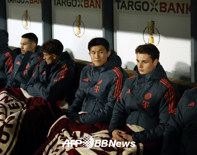 지난해 3월 독일 컵대회 당시 벤치에 앉아 있는 바이에른 뮌헨 김민재(가운데). /AFPBBNews=뉴스1