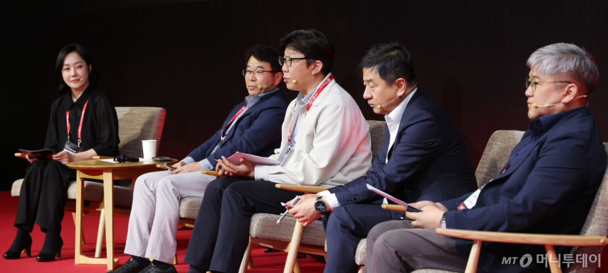 지난 24일 서울 여의도 콘래드호텔 서울에서 열린 머니투데이 2026 키플랫폼 특별세션 '제1회 K-우주포럼'에서 정부·연구기관, 대기업, 스타트업 소속  전문가들이 '뉴스페이스 시대 기회와 도전-우주산업 성공 방정식, 정부-민간 컬래버'를 주제로 이야기 나누고 있다. /사진=김창현 chmt@