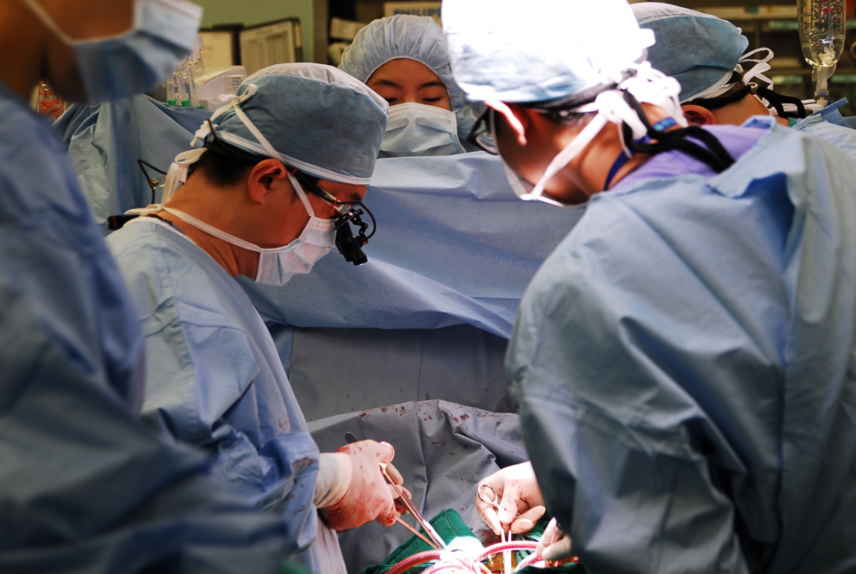 조양현 삼성서울병원 심장뇌혈관병원 심장외과 교수(왼쪽)가 심장이식 수술을 집도하고 있다. /사진제공=삼성서울병원