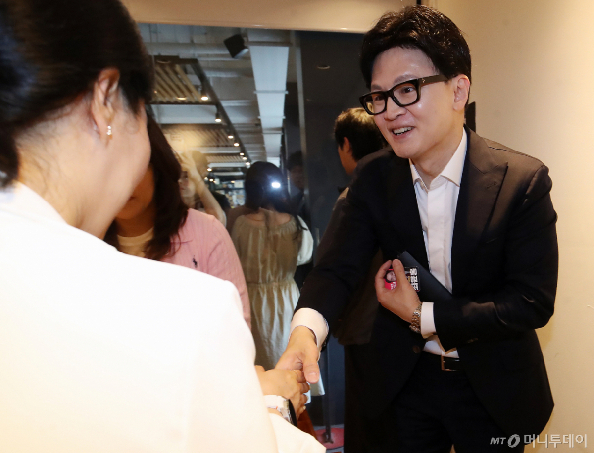 (부산=뉴스1) 윤일지 기자 = 한동훈 전 국민의힘 대표가 20일 부산 북구 한 카페에서 열린 최윤홍 부산교육감 예비후보 초청 '부산 북구 학부모 소통간담회'에서 학부모와 악수하고 있다. 2026.4.20/뉴스1  Copyright © 뉴스1. All rights reserved. 무단 전재 및 재배포,  AI학습 이용 금지. /사진=(부산=뉴스1) 윤일지 기자