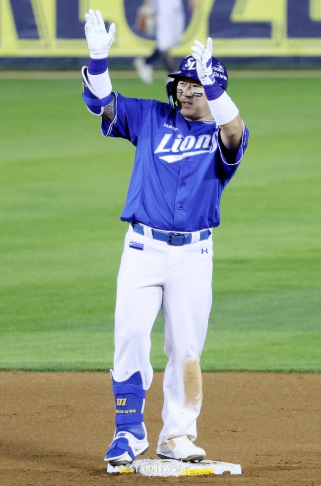 삼성 최형우가 28일 두산전 8회 2루타를 때린 후 세리머니를 하고 있다. /사진=김진경 대기자