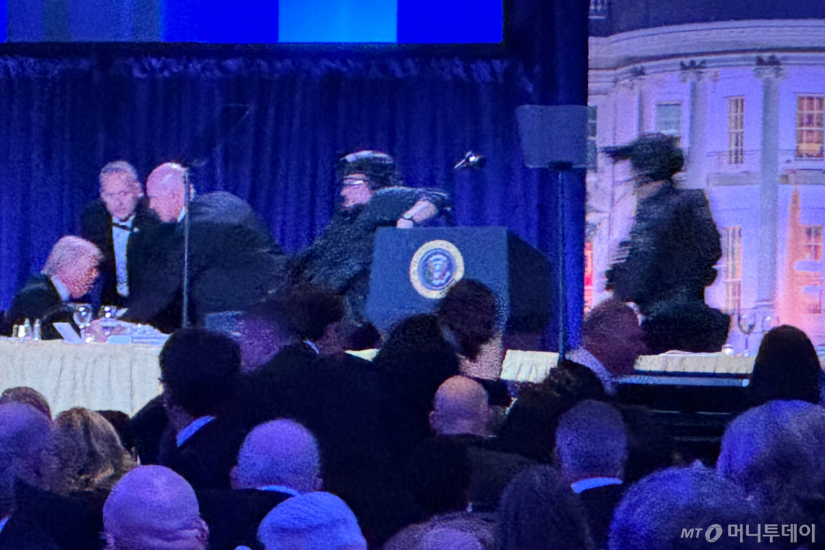 [워싱턴=AP/뉴시스] 25일(현지 시간) 미국 워싱턴의 힐튼 호텔에서 열린 '백악관 출입기자단 연례 만찬'(WHCD) 행사장에서 총격이 발생한 후, 비밀경호국(USSS) 요원들이 도널드 트럼프(왼쪽) 대통령을 대피시키고 있다. 2026.04.26. /사진=민경찬