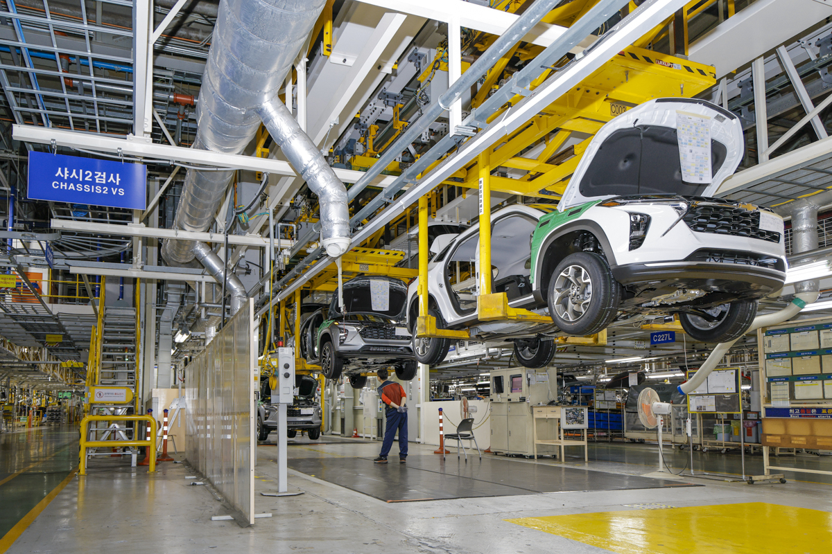 한국GM 창원공장 내 조립공장에서 VAC( 높낮이 조절 가능한 스키드·샤시 행거 시스템)가 작동하며 작업자의 키높이에 맞춰 높이를 조절해주고 있다./사진제공=한국GM
