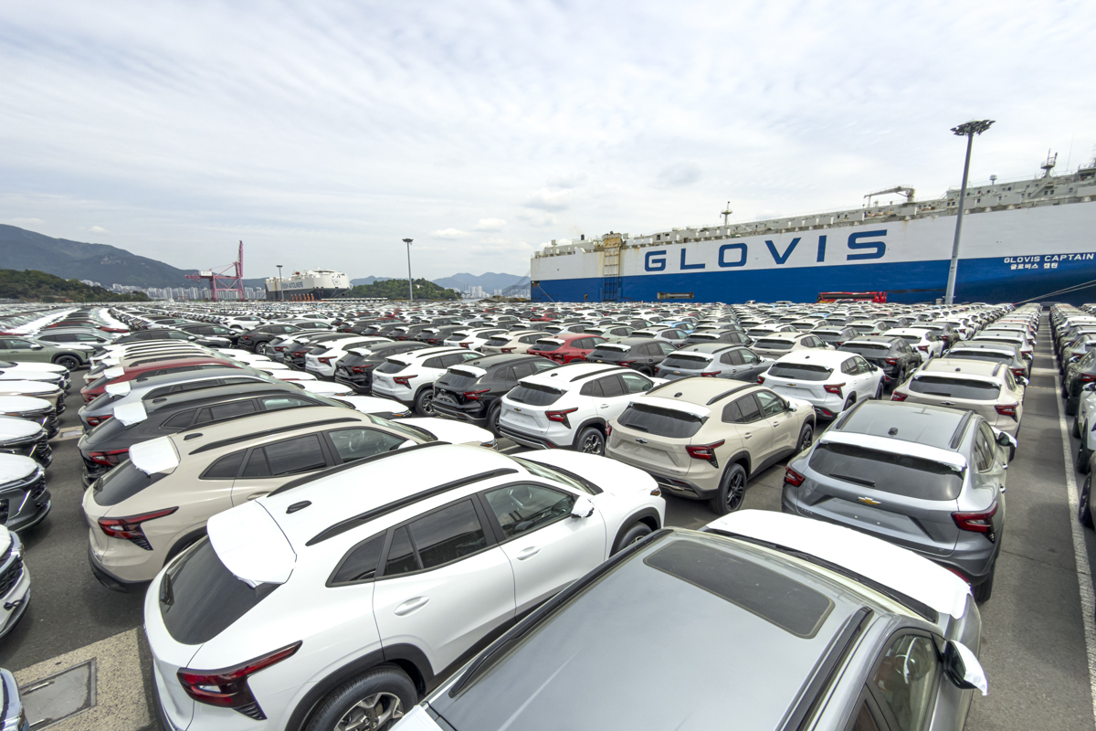 마산 가포신항에 쉐보레 트랙스 크로스오버 모델이 선적을 위해 세워져 있다./사진제공=한국GM