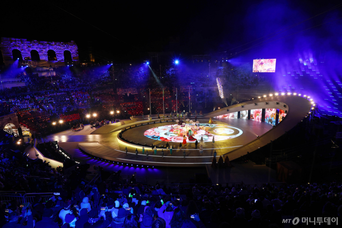 [베로나=뉴시스] 박주성 기자 = 22일(현지 시간) 이탈리아 베로나 아레나에서 열린 2026 밀라노·코르티나담페초 동계올림픽 폐회식에서 공연이 펼쳐지고 있다. (공동취재) 2026.02.23. photo@newsis.com /사진=