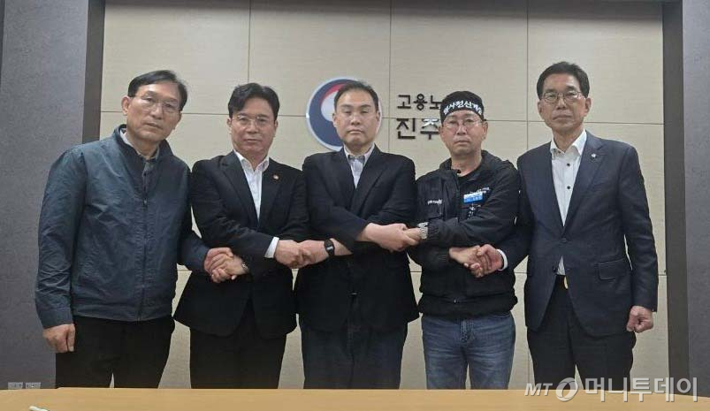 (서울=뉴스1) = 김영훈 고용노동부 장관(왼쪽 두번째부터), 이민재 BGF로지스 대표, 김동국 화물연대 위원장, 김주영 더불어민주당 의원 등이 29일 경남 진주시 고용노동부 진주지청에서 열린 CU BGF 로지스와 민주노총 화물연대 교섭에서 단체 잠정 합의 후 기념촬영을 하고 있다. (화물연대 제공. 재판매 및 DB금지) 2026.4.29/뉴스1  Copyright © 뉴스1. All rights reserved. 무단 전재 및 재배포,  AI학습 이용 금지. /사진=(서울=뉴스1)