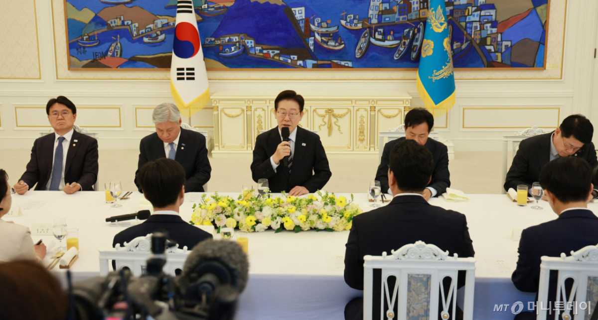 [서울=뉴시스] 고범준 기자 = 이재명 대통령이 29일 청와대에서 열린 비교섭단체 및 무소속 국회의원 초청 오찬 간담회에서 발언하고 있다. 2026.04.29. bjko@newsis.com /사진=고범준