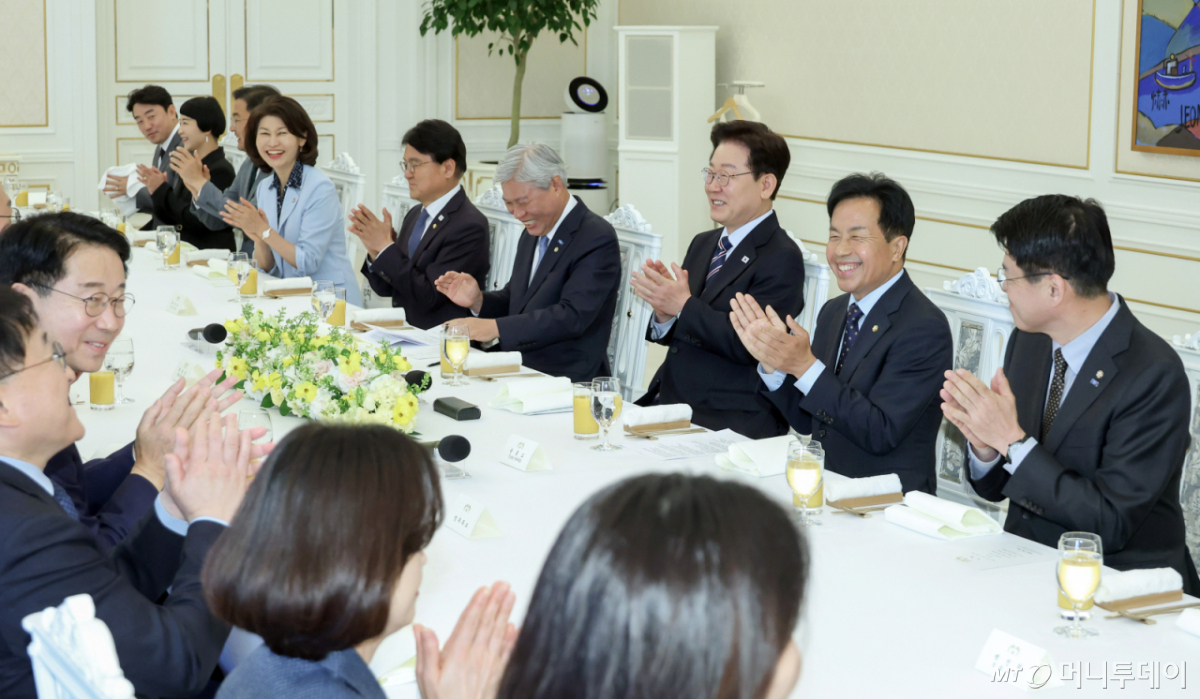 [서울=뉴시스] 고범준 기자 = 이재명 대통령이 29일 청와대에서 열린 비교섭단체 및 무소속 국회의원 초청 오찬 간담회에서 참석자들과 박수를 치고 있다. 2026.04.29. bjko@newsis.com /사진=