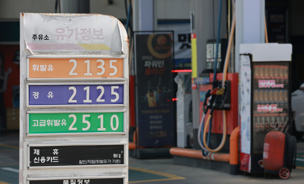 지난 16일 서울 시내 한 주유소에 휘발유, 경유 등 가격이 표시된 모습./사진=뉴스1 