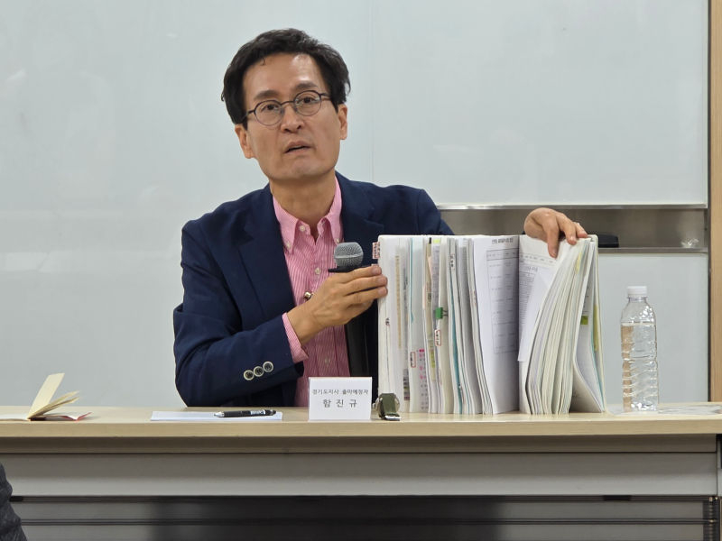 함진규 예비후보가  국회의원선거 10년치 분석 자료를 내보이며 지지를 호소하고 있다./사진=이민호기자