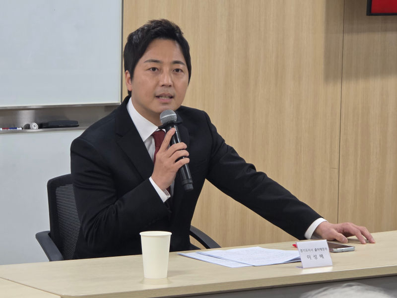 이성배 예비후보가 당에 새로운 미래를 안겨주겠다며 지지를 호소하고 있다./사진=이민호기자