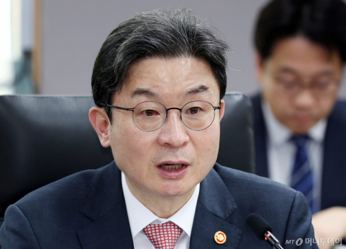 이억원 금융위원장이 17일 오후 서울 종로구 세종대로 정부서울청사에서 열린 제3차 중동상황 피해업종 관련 산업ㆍ금융권 간담회(철강)에서 모두 발언을 하고 있다. 2026.4.17/사진=뉴스1 /사진=(서울=뉴스1) 김명섭 기자