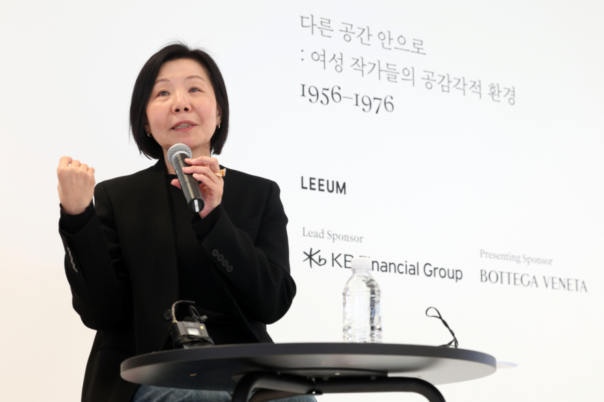 김성원 리움미술관 부관장이  29일 서울 용산구 리움미술관에서 국제기획전 '다른 공간 안으로: 여성 작가들의 공감각적 환경 1956-1976' 기자간담회를 하고 있다.  / 사진 = 뉴시스
