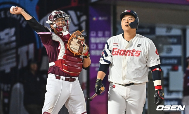 아쉬워하는 한동희(오른쪽).