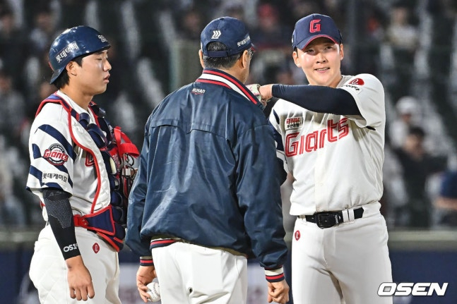 28일 키움전서 교체되는 최준용(오른쪽).