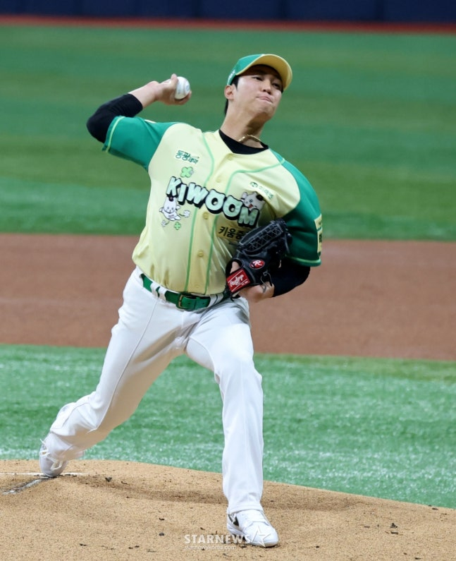 지난 12일 선발 등판한 안우진. /사진=강영조 선임기자
