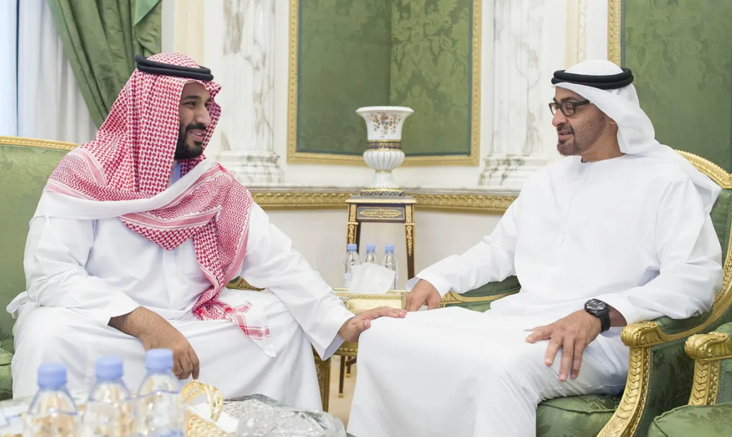 2016년 4월 무함마드 빈살만 사우디아라비아 왕세자(왼쪽)가 당시 아랍에미리트(UAE) 왕세자였던 무함마드 빈자이드 알나히얀에게 자문을 구하고 있다. /로이터=뉴스1