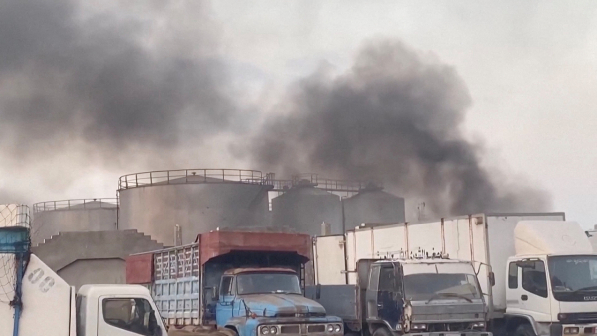 2025년 12월30일(현지시간) 사우디아라비아 주도의 연합군이 예멘 분리주의 세력을 공습한 후 남부 항구도시 무칼라에서 연기가 피어오르고 있다. /로이터=뉴스1