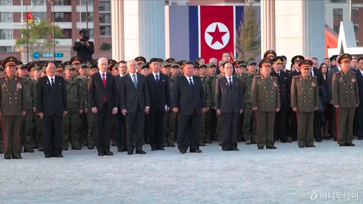 [서울=뉴시스] 김정은 북한 국무위원장이 지난 26일 북한 평양에서 러시아 쿠르스크 해방작전 종결 1주년을 맞아 열린 해외군사작전 전투위훈기념관 준공식에 참석했다고 북한 조선중앙TV가 27일 보도했다. (사진=조선중앙TV 캡처) 2026.04.27. *재판매 및 DB 금지 