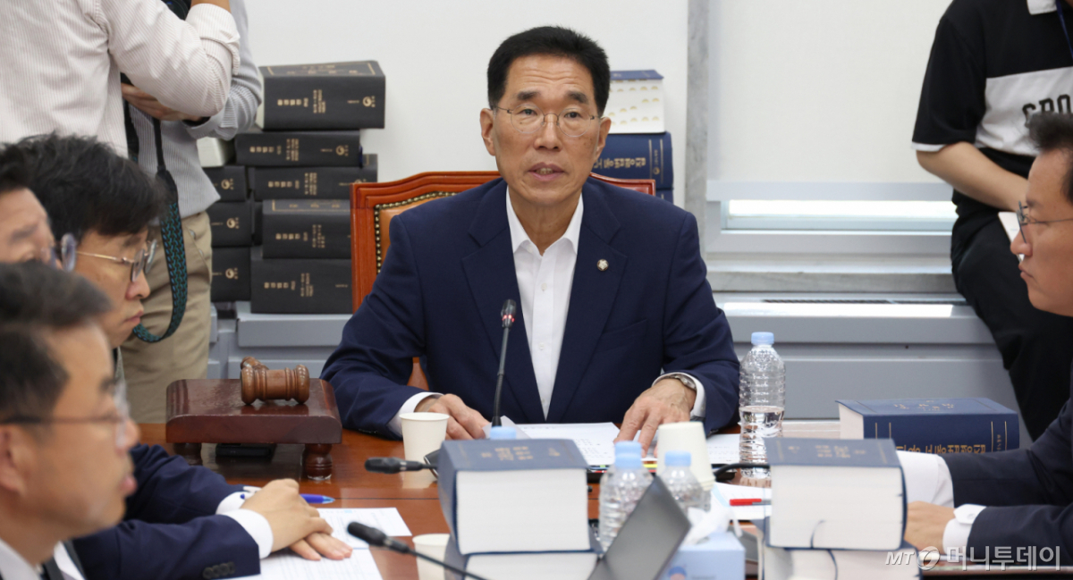 [서울=뉴시스] 김금보 기자 = 김주영 국회 환경노동위원회 소위원장이 28일 서울 여의도 국회에서 열린 '노란봉투법(노동조합 및 노동관계조정법 2·3조 개정안)' 관련 제1차 고용노동법안심사소위원회에서 발언을 하고 있다. 2025.07.28. kgb@newsis.com /사진=김금보