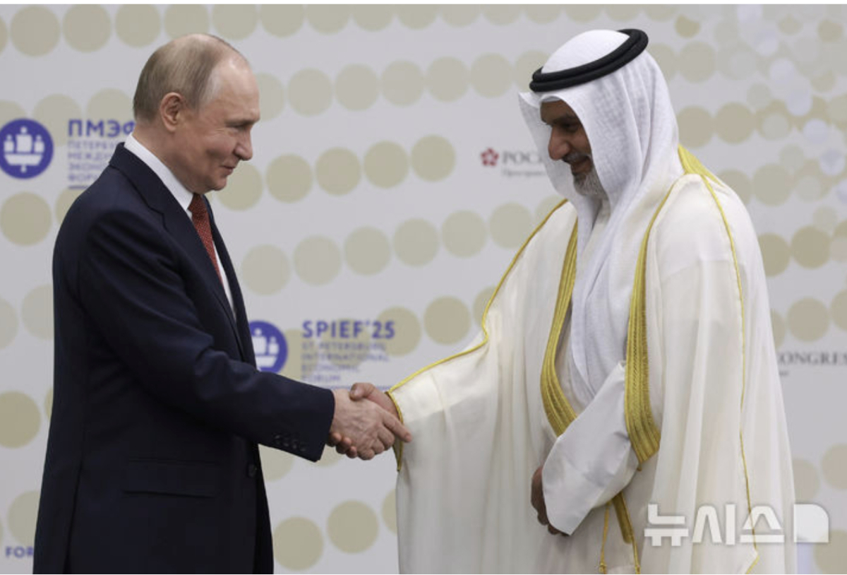 블라디미르 푸틴 러시아 대통령(왼쪽)과 OPEC 사무총장이 2025년 6월20일 러시아 상트페테르부르크에서 열린 국제경제포럼에서 만나고 있다./AP=뉴시스