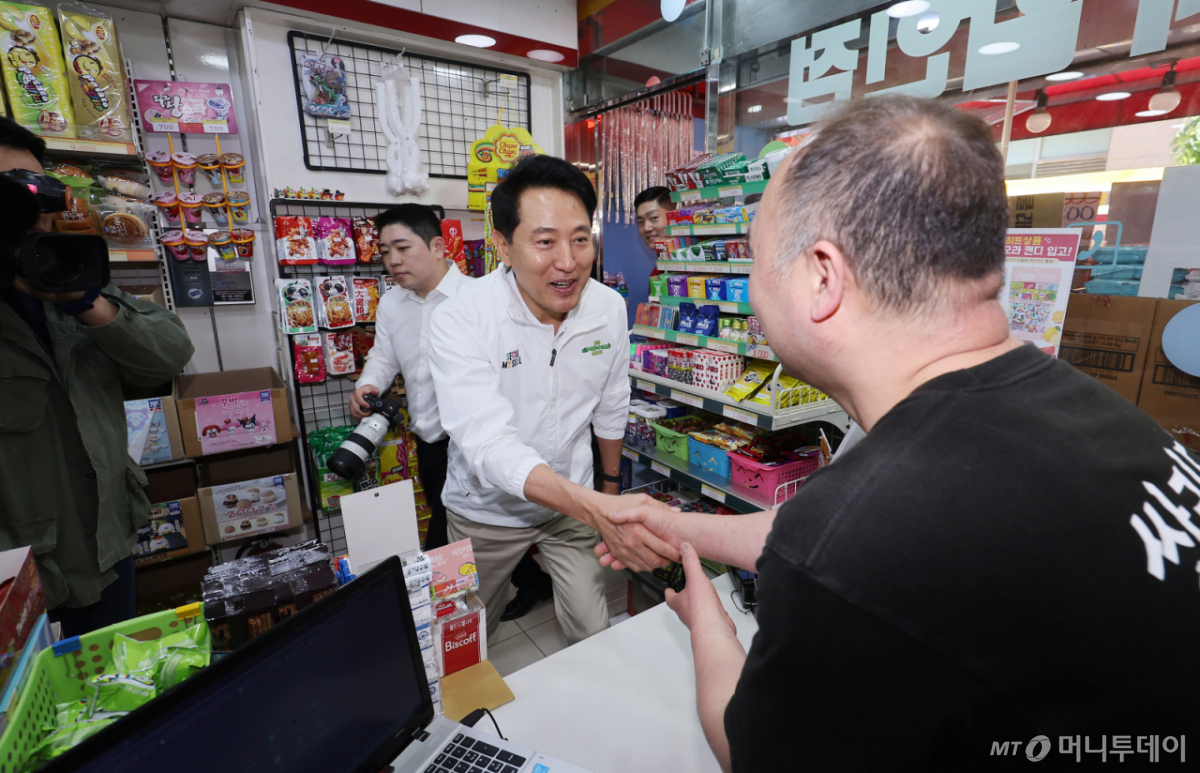 (서울=뉴스1) 김성진 기자 = 오세훈 국민의힘 서울시장 후보가 29일 서울 도봉구 쌍리단길을 방문해 상인들과 인사하고 있다. 2026.4.29/뉴스1  Copyright © 뉴스1. All rights reserved. 무단 전재 및 재배포,  AI학습 이용 금지. /사진=(서울=뉴스1) 김성진 기자