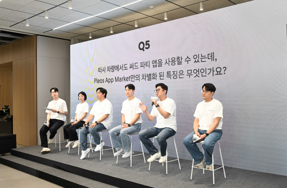 (왼쪽부터)현대차·기아 류권우 매니저, 윤한나 연구원, 이승재 책임연구원, 김창섭 책임연구원, 포티투닷 윤치형 TL, 이종호 GL. /사진제공=현대차그룹