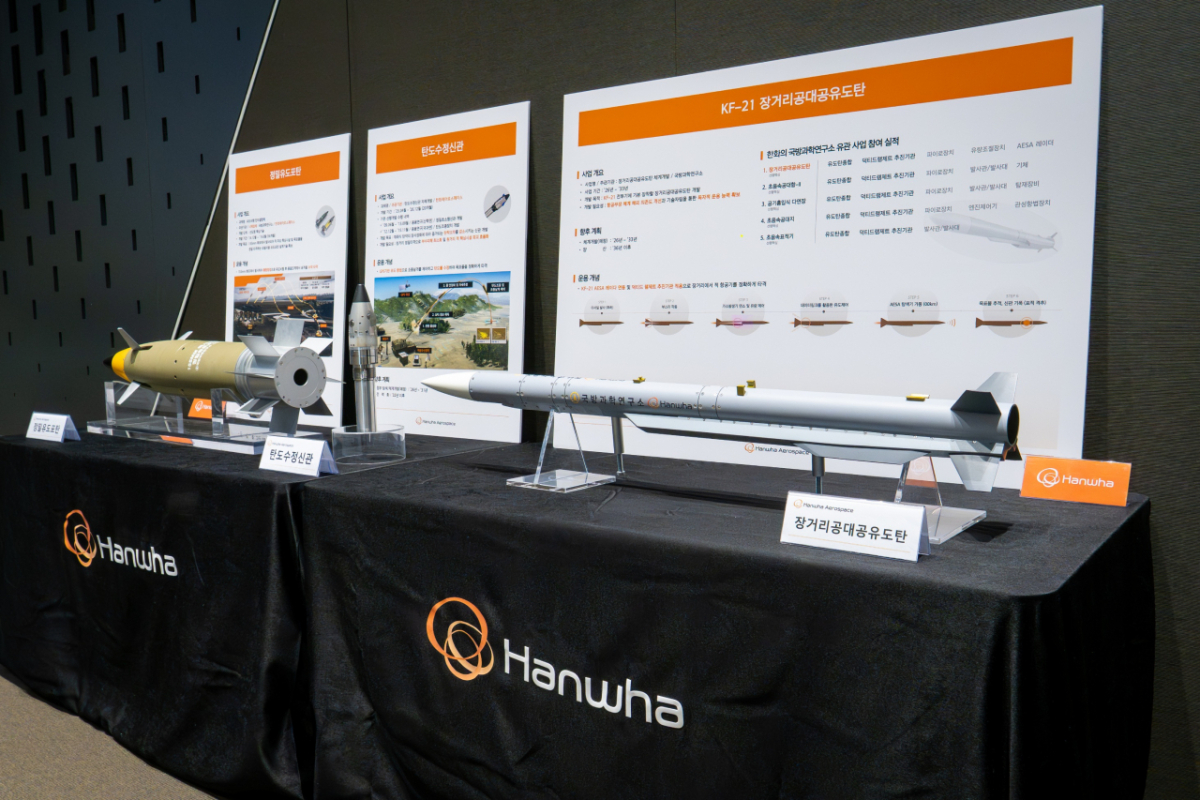 29일 중구 한화빌딩에서 열린 '한화에어로스페이스 테크 아카데미 2026'에서 전시된 '한국형 장거리 공대공 미사일', '탄도수정신관', '정밀유도포탄' 모형./사진=한화에어로스페이스