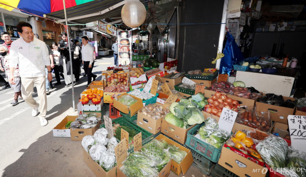 [서울=뉴시스] 박주성 기자 = 오세훈 국민의힘 서울시장 후보가 29일 오전 서울 도봉구 쌍문시장을 방문해 시장을 둘러보고 있다. 2026.04.29. park7691@newsis.com /사진=