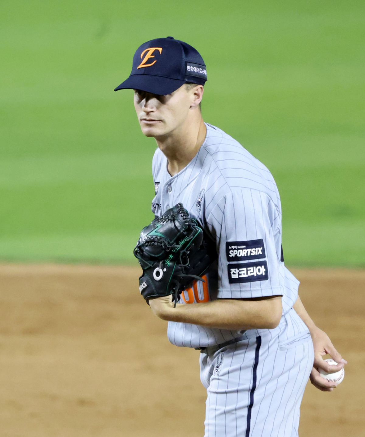 한화 일시 대체 외국인 투수 잭 쿠싱이 23일 잠실야구장에서 열린 LG 트윈스와 방문경기에서 등판해 투구를 준비하고 있다. /사진=강영조 선임기자