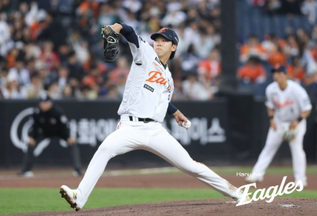 한화 이글스 투수 황준서가 29일 대전 한화생명볼파크에서 열린 SSG 랜더스와 홈경기에 선발 등판해 투구를 펼치고 있다. /사진=한화 이글스 제공