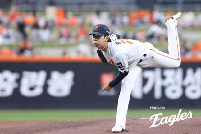 한화 이글스 투수 황준서가 29일 대전 한화생명볼파크에서 열린 SSG 랜더스와 홈경기에 선발 등판해 투구를 펼치고 있다. /사진=한화 이글스 제공