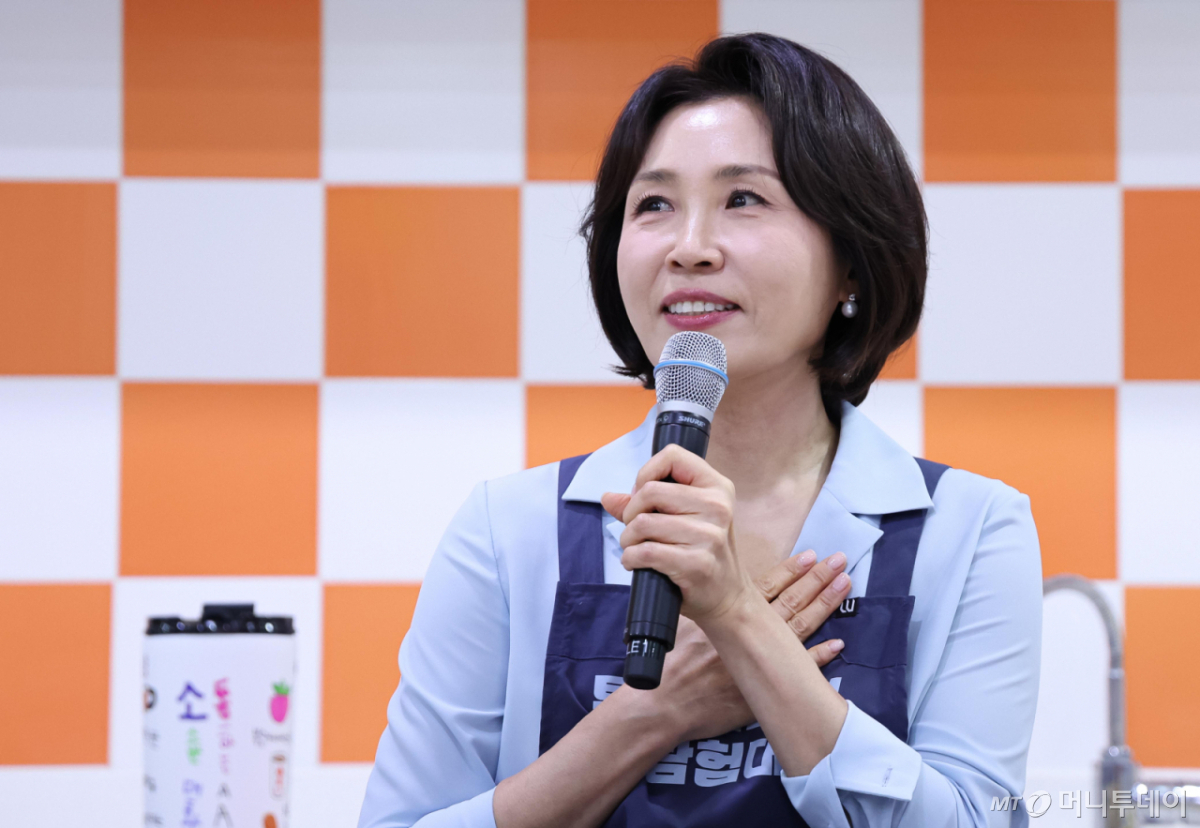 [서울=뉴시스] 고범준 기자 = 김혜경 여사가 29일 서울 어린이대공원에서 열린 당원병 환아의 건강한 식생활을 위한 희망쿠키굽기 행사에서 인사말을 하고 있다. (청와대통신사진기자단) 2026.04.29. bjko@newsis.com /사진=