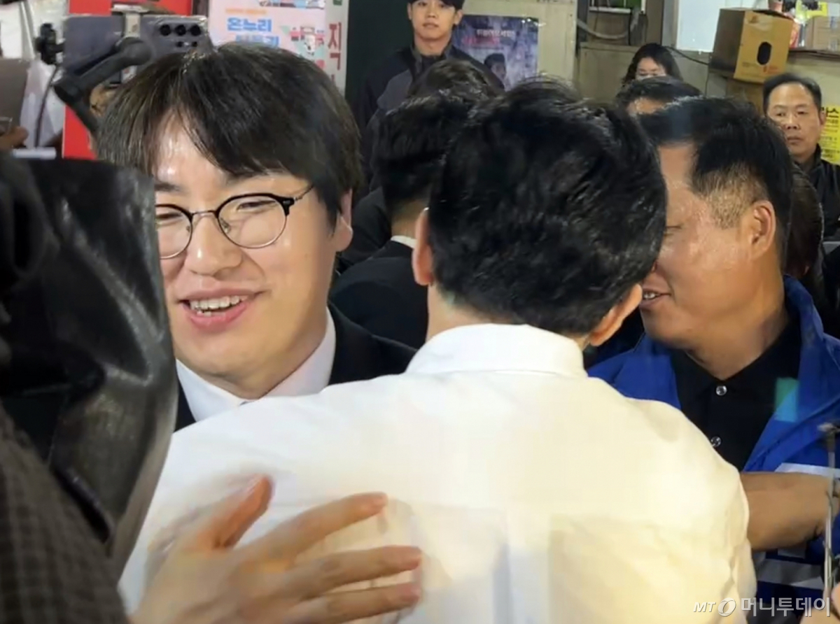 [부산=뉴시스] 이아름 기자 = 한동훈 전 국민의힘 대표와 하정우 전 청와대 AI미래기획수석이 29일 부산 북구 구포시장에서 만나 인사하고 있다. aha@newsis.com 