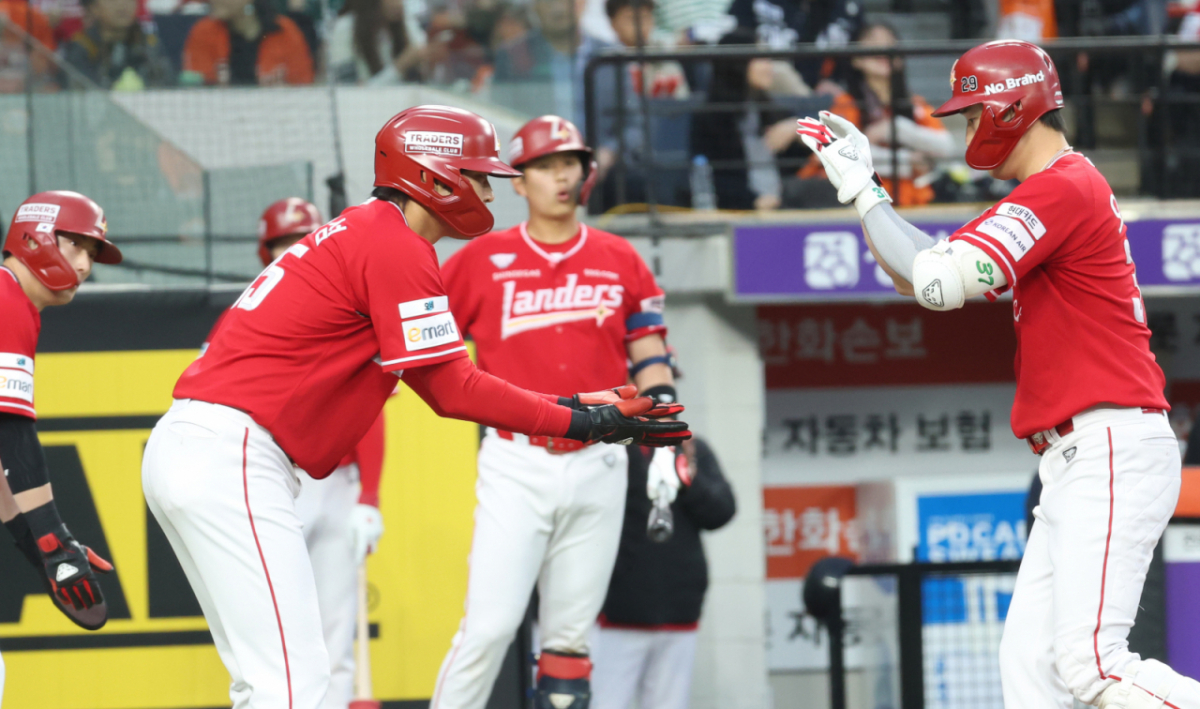 SSG 랜더스 오태곤(오른쪽)이 29일 대전 한화생명볼파크에서 열린 한화 이글스와 방문경기에서 2회초 스리런 홈런을 터뜨리고 한유섬과 하이파이브를 하고 있다. /사진=뉴스1