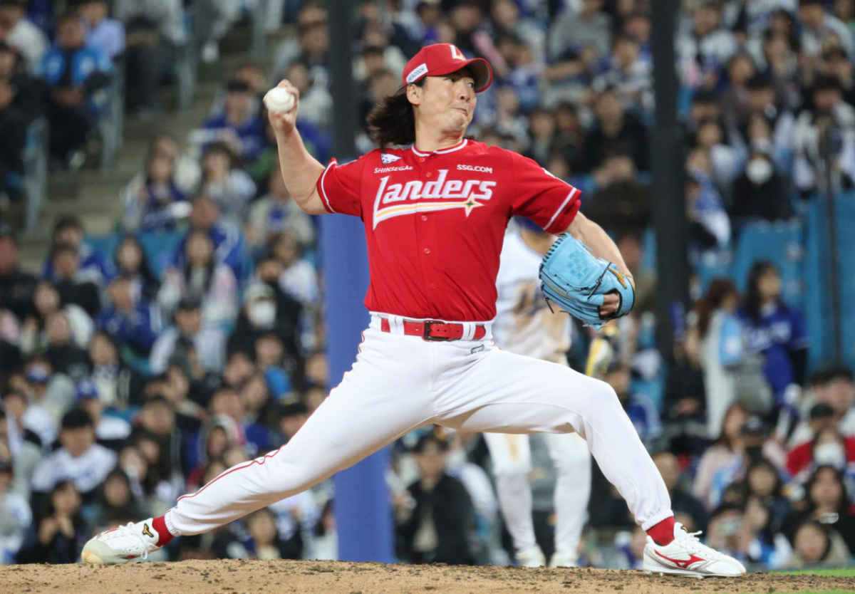 SSG 랜더스 문승원이 29일 대전 한화생명볼파크에서 열린 한화 이글스와 방문경기에서 5회말 등판해 역투를 펼치고 있다. /사진=뉴스1